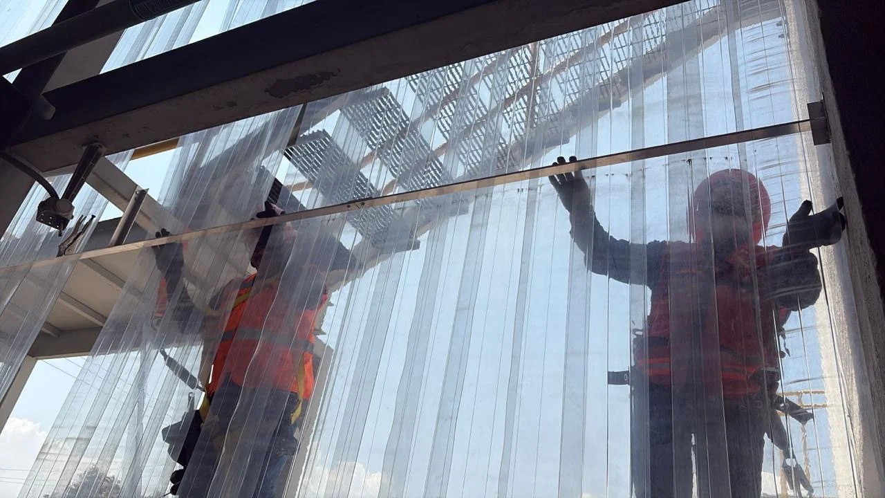 Técnicos realizando trabajos en cortinas de PVC transparentes